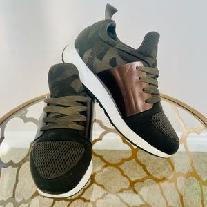 STEVE MADDEN CAMO SNEAKERS SZ 6
